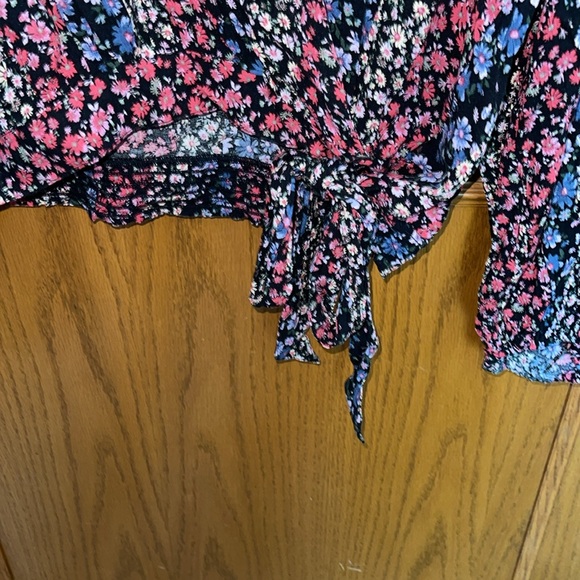 American Eagle Cropped Blouse - Picture 2 of 5